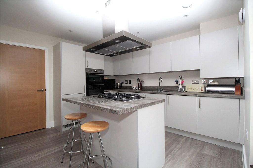 Property photo 3 of 11 Kitchen