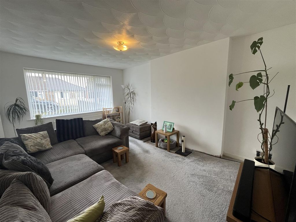 Property photo 2 of 16 Lounge