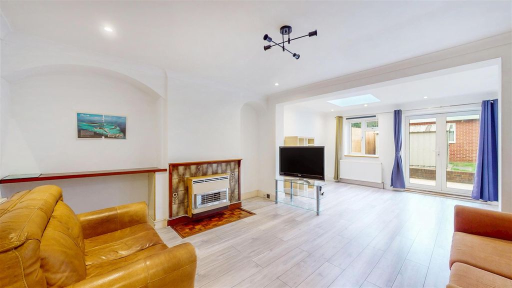 Property photo 1 of 15 Lounge.Jpg