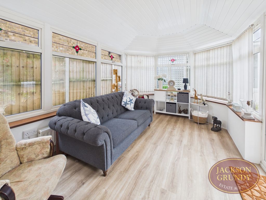 Property photo 2 of 20 Chewton Close