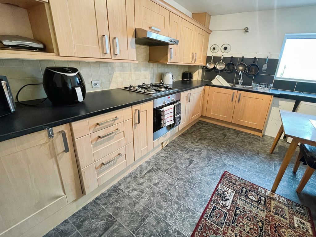 Property photo 3 of 19 Kitchen