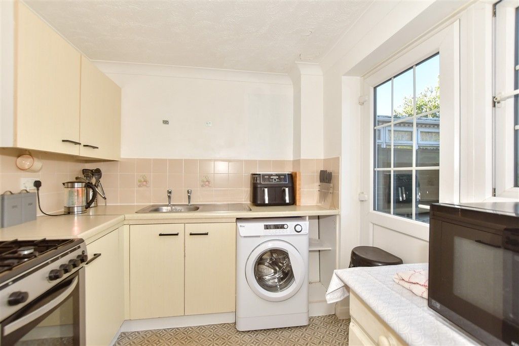 Property photo 3 of 11 Kitchen