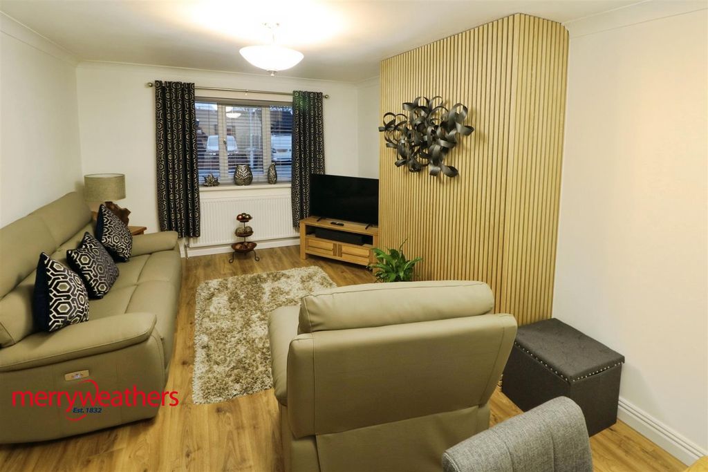 Property photo 2 of 16 Lounge