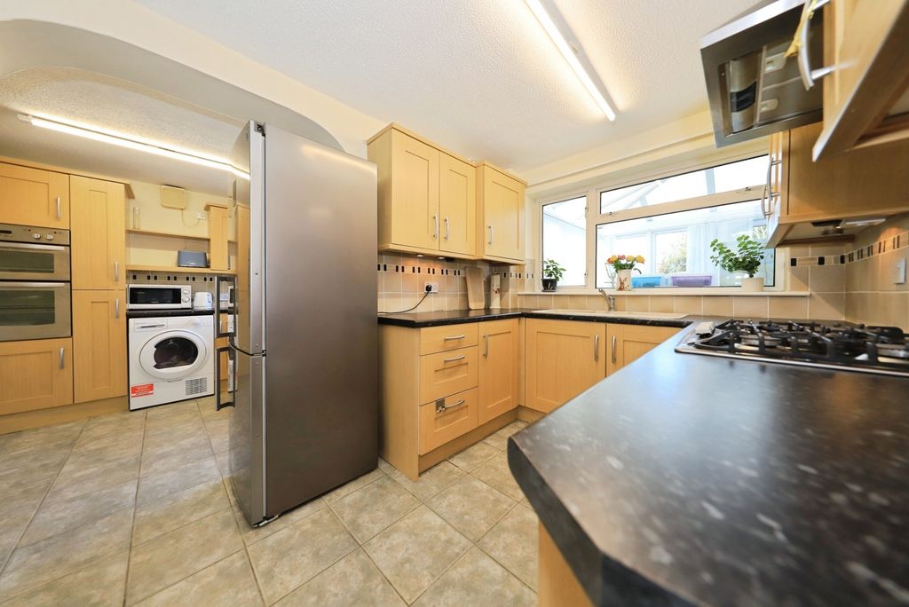 Property photo 3 of 15 Fitted Kitchen