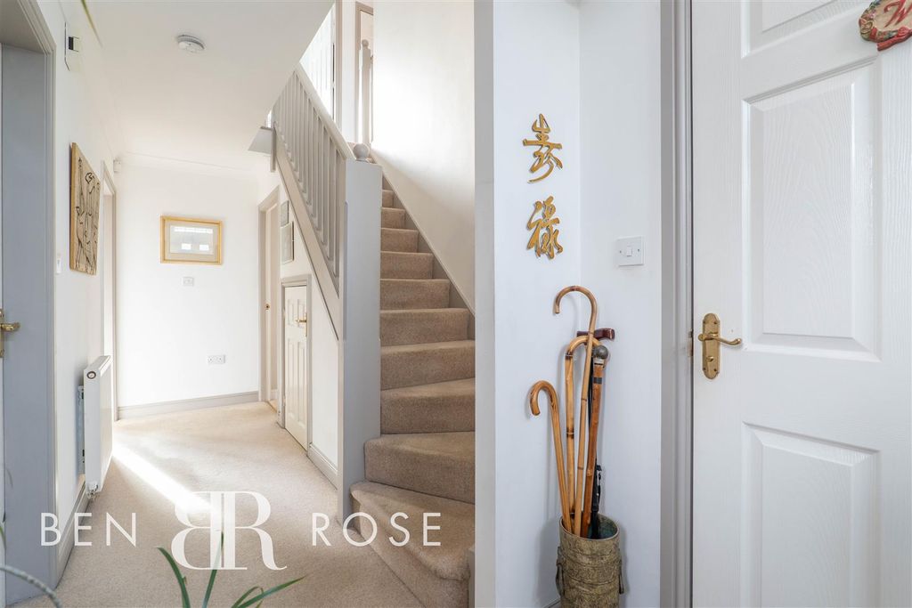 Property photo 2 of 30 Entrance Hall