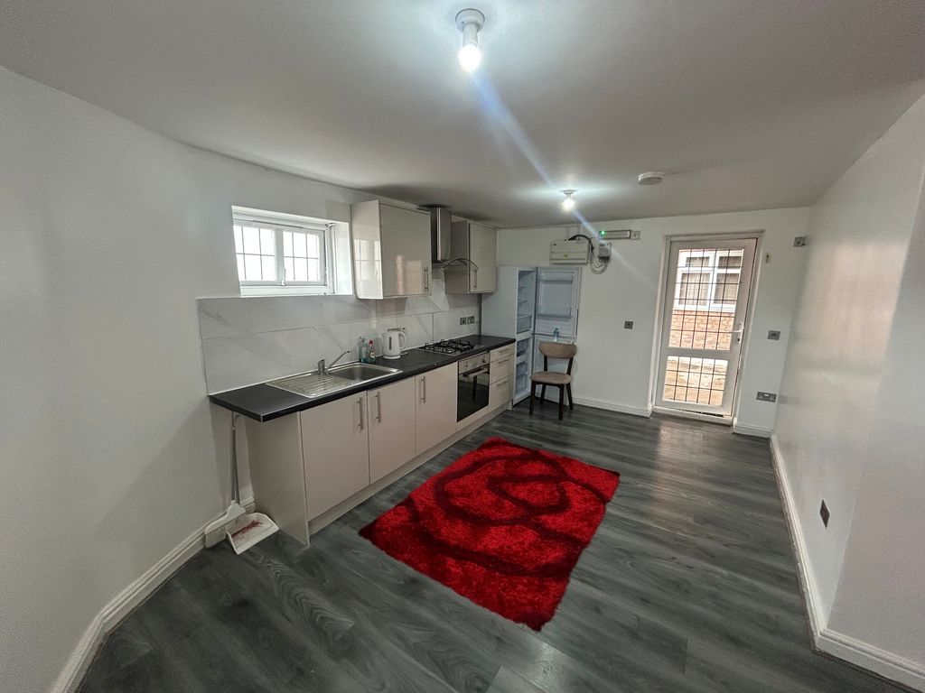 Property photo 2 of 6 Kitchen