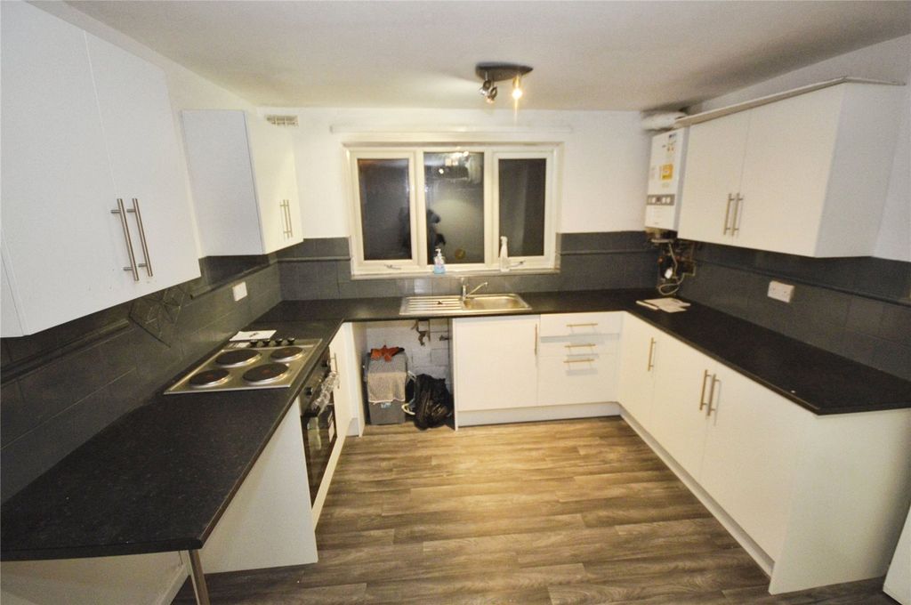 Property photo 3 of 10 Kitchen