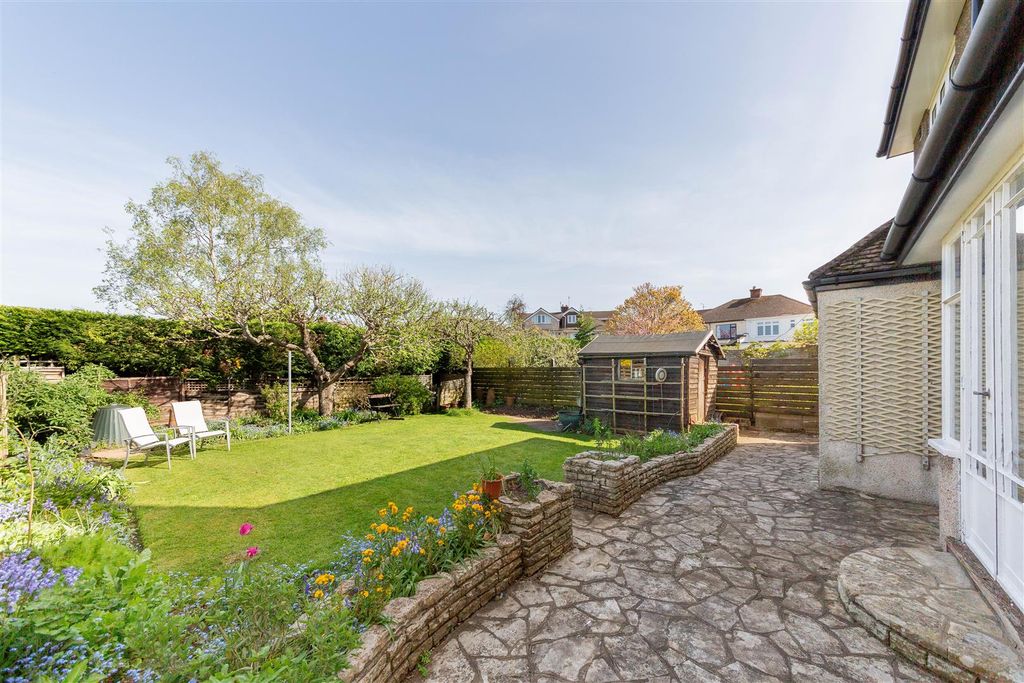 Property photo 3 of 33 Garden