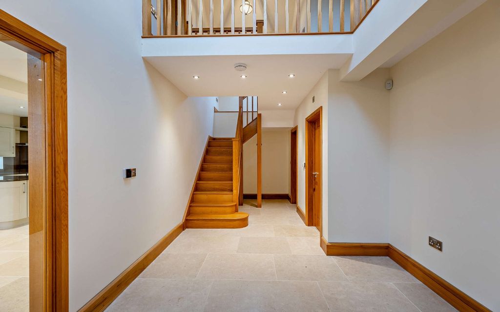 Property photo 3 of 28 Entrance Hall