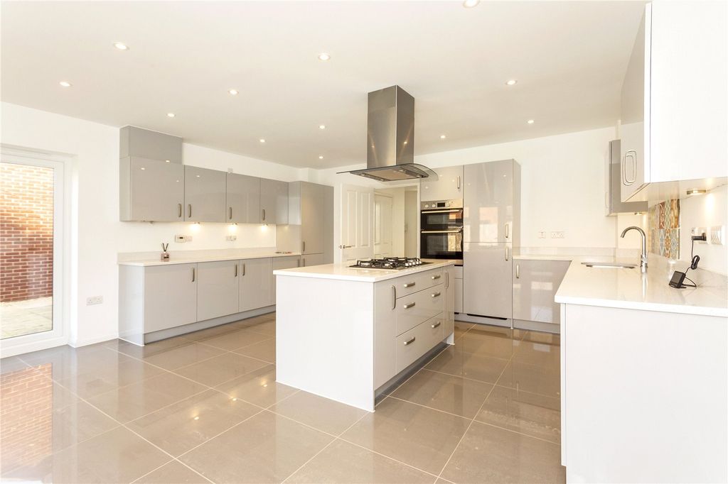 Property photo 2 of 16 Picture No. 17