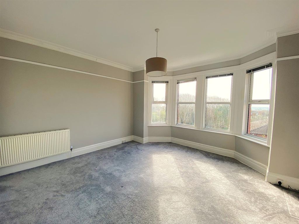 Property photo 3 of 9 122 Dorset Rd - Lounge2.Jpg