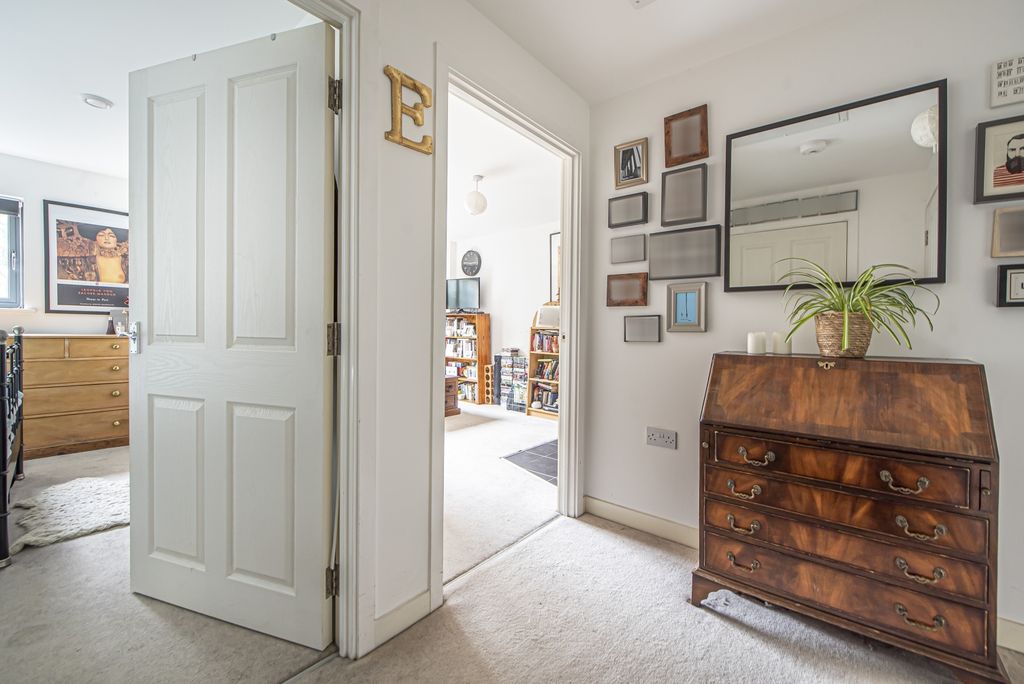 Property photo 1 of 7 Hallway