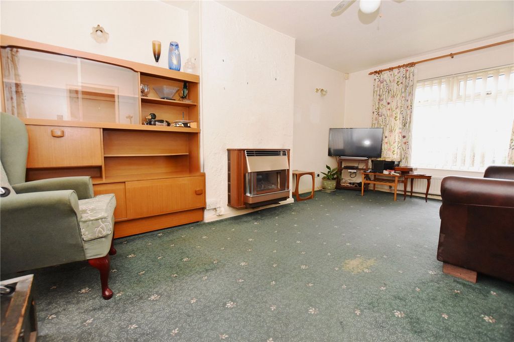 Property photo 3 of 20 Lounge