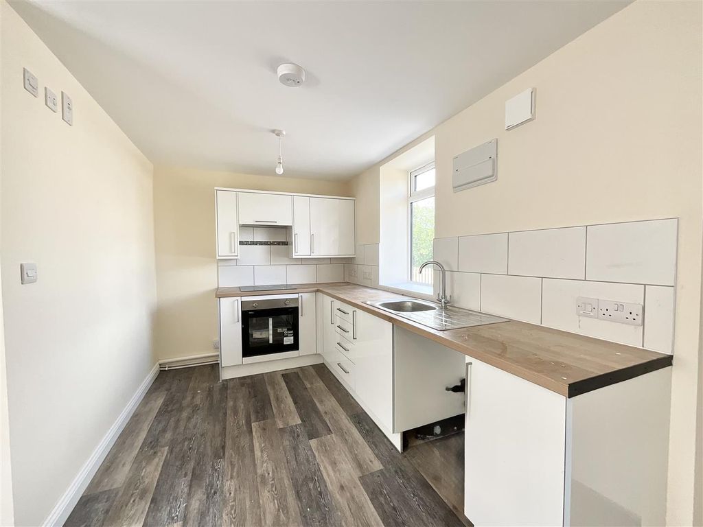 Property photo 2 of 4 Lounge / Kitchen