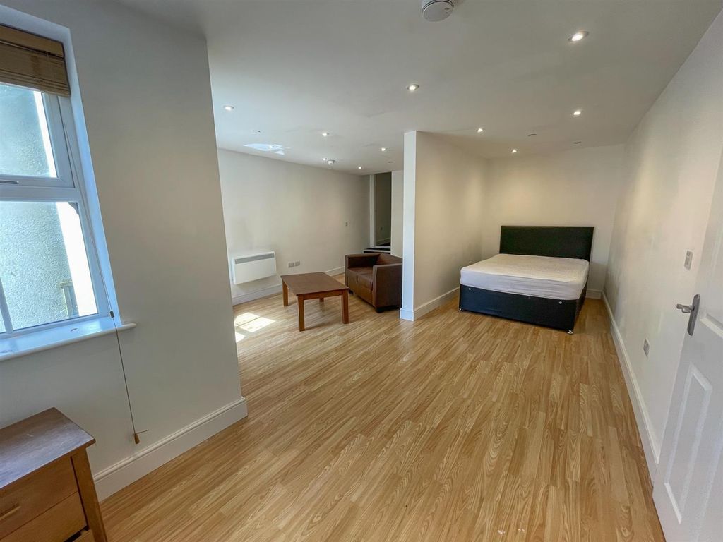 Property photo 2 of 7 51 Majestic Apts-2.Jpg