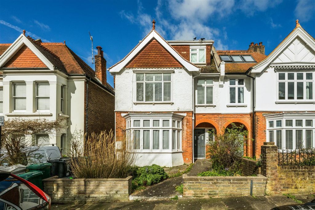 Property photo 1 of 13 F2, 20 Bigwood Avenue -12.Jpg