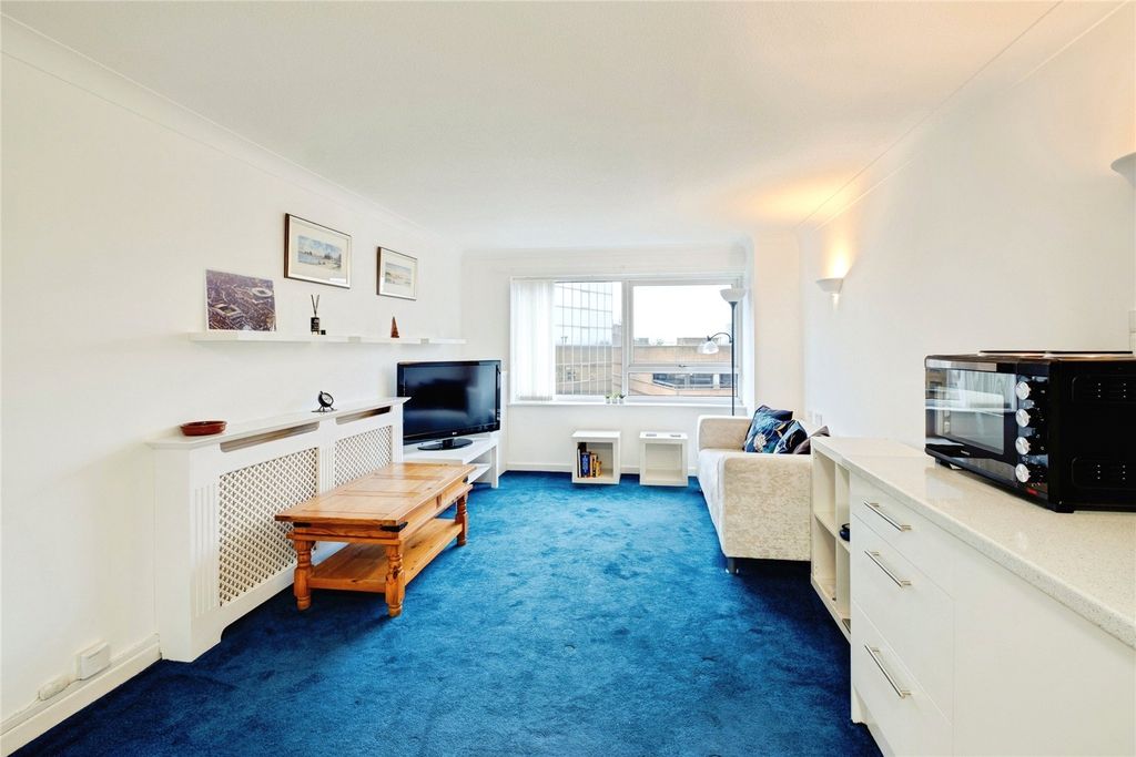 Property photo 3 of 9 Lounge