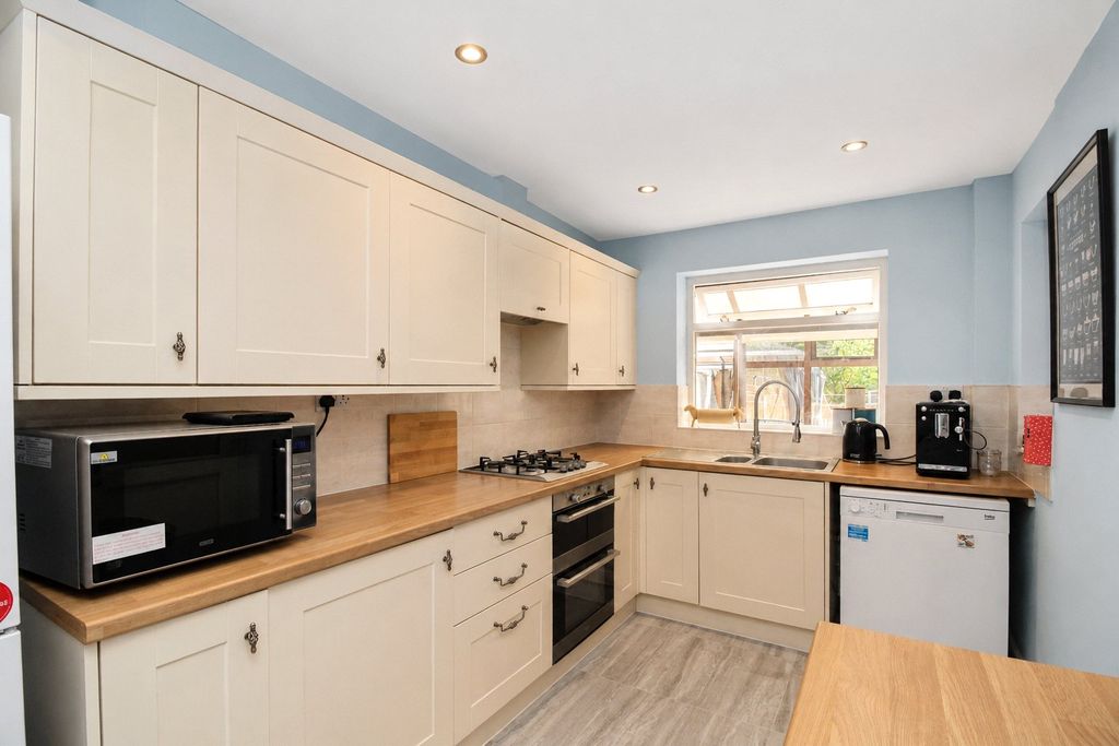 Property photo 2 of 18 Fitted Kitchen
