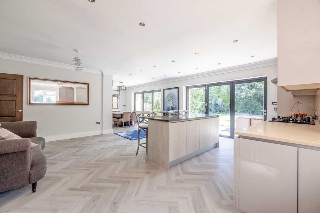 Property photo 2 of 21