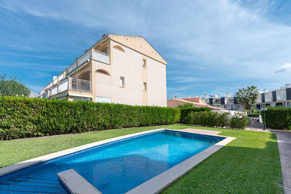 Property photo 1 of 20 Community Pool (4)