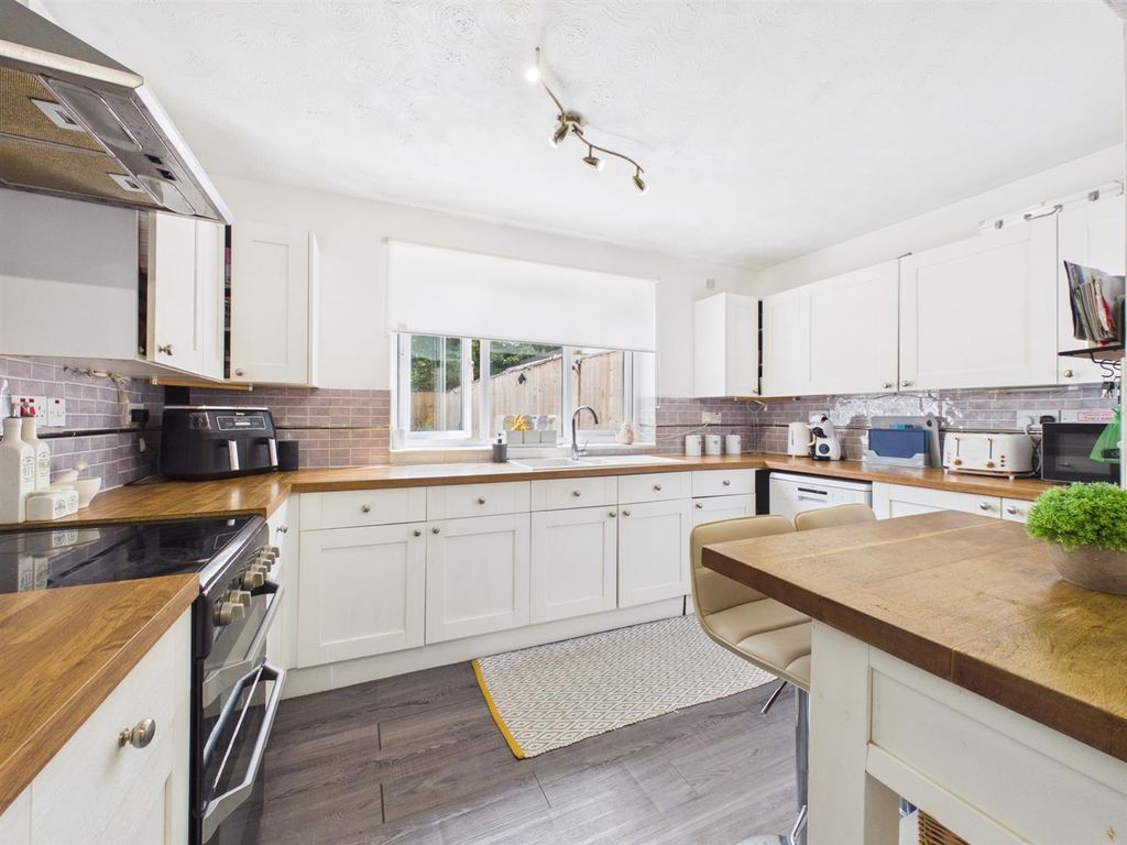 Property photo 3 of 12 Kitchen