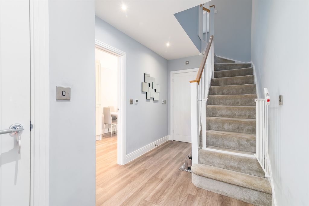 Property photo 2 of 20 Entrance Hall