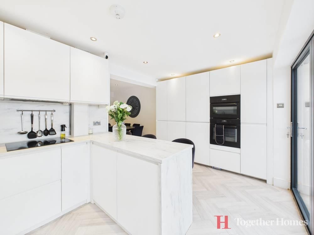 Property photo 3 of 20 Kitchen