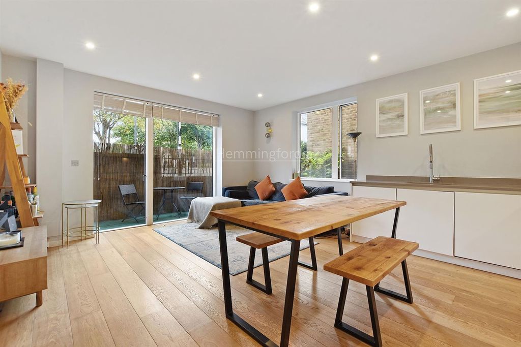 Property photo 3 of 15 14-8c63Gchmf - Flat 1 103 Copenhagen St - Receptio