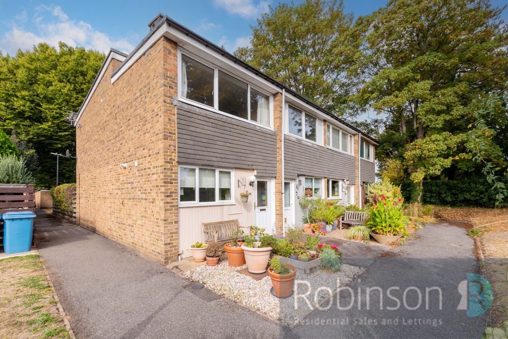 Property photo 1 of 12 26 Lynton Green-2