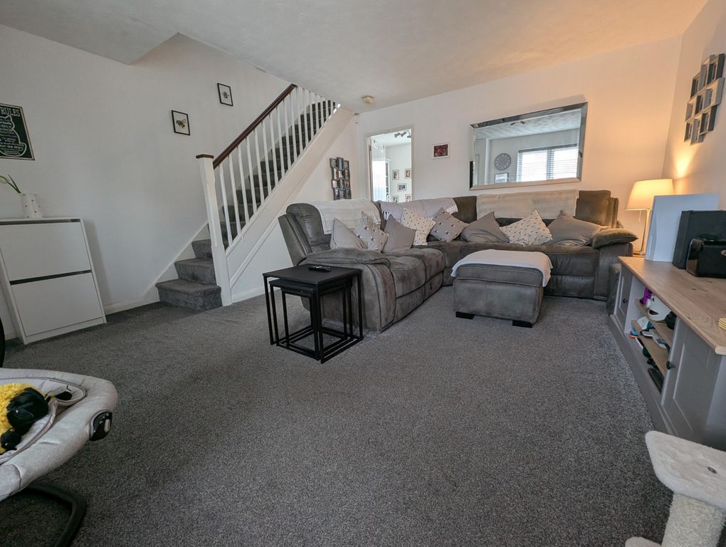 Property photo 3 of 19 Lounge 2