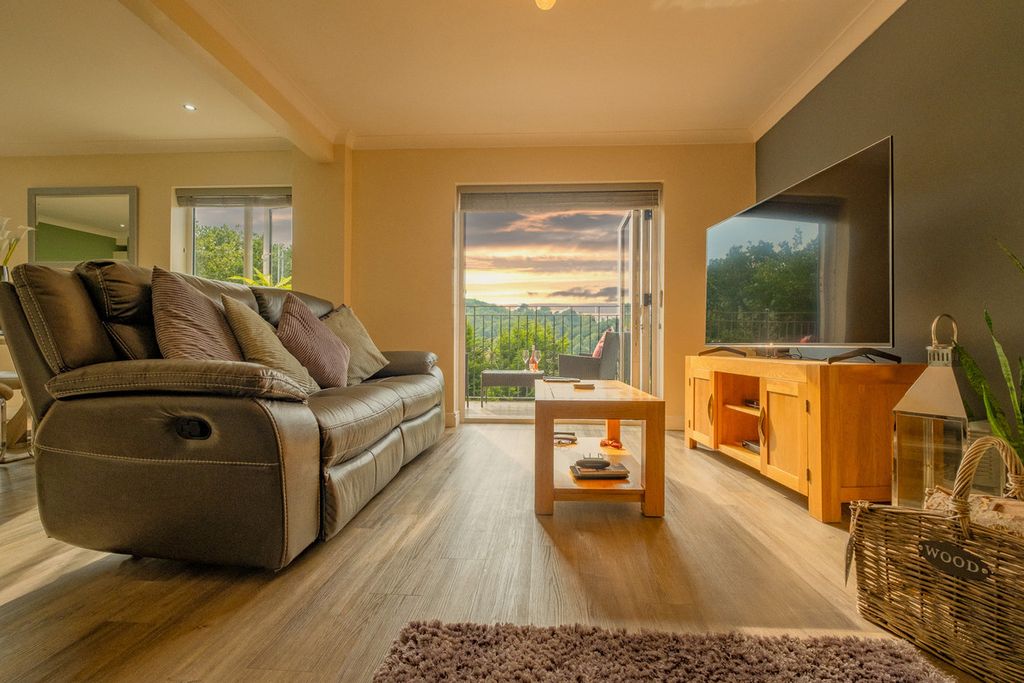Property photo 2 of 32