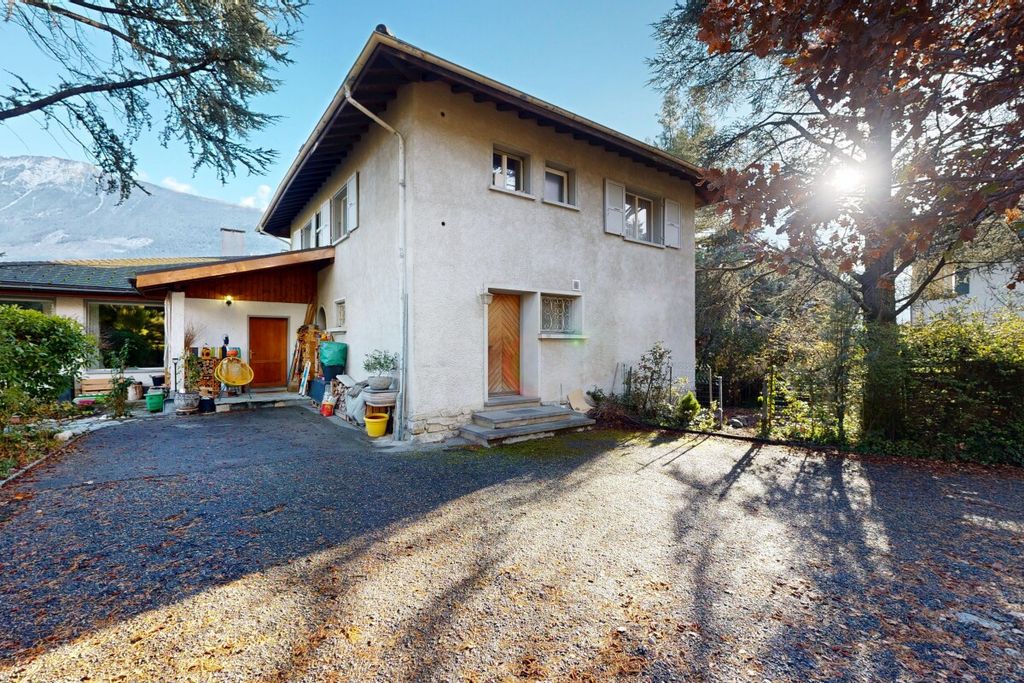 Property photo 3 of 12