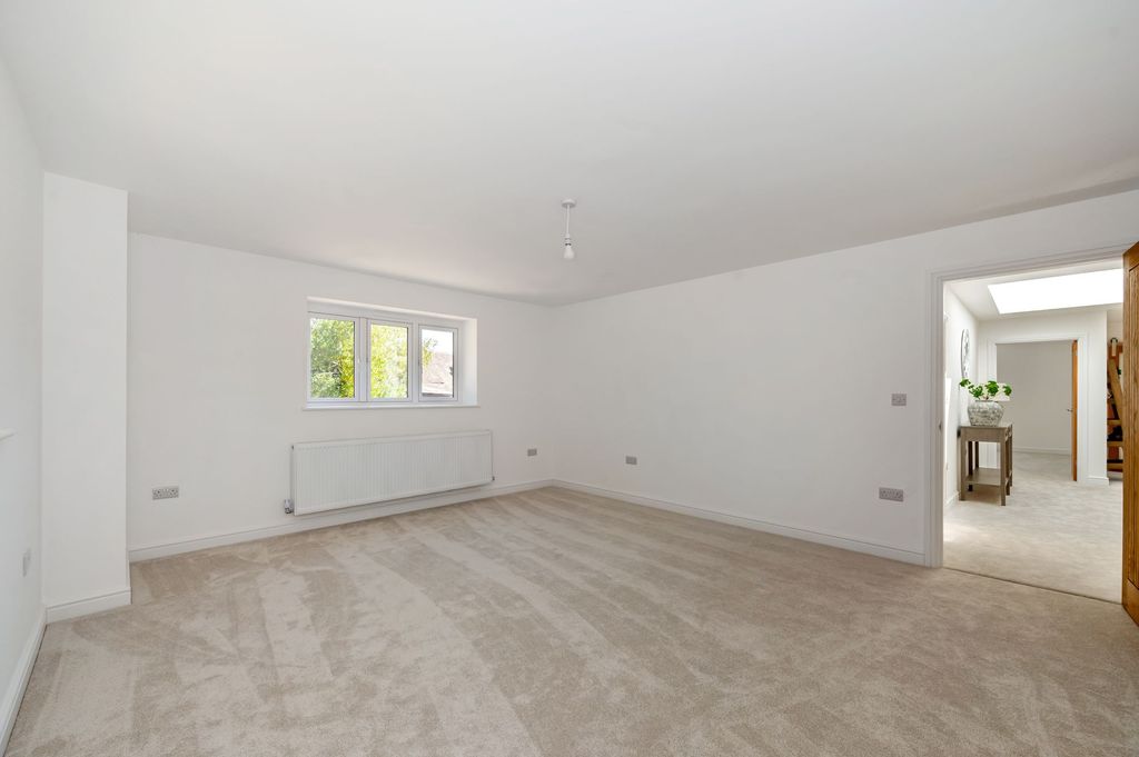 Property photo 2 of 28
