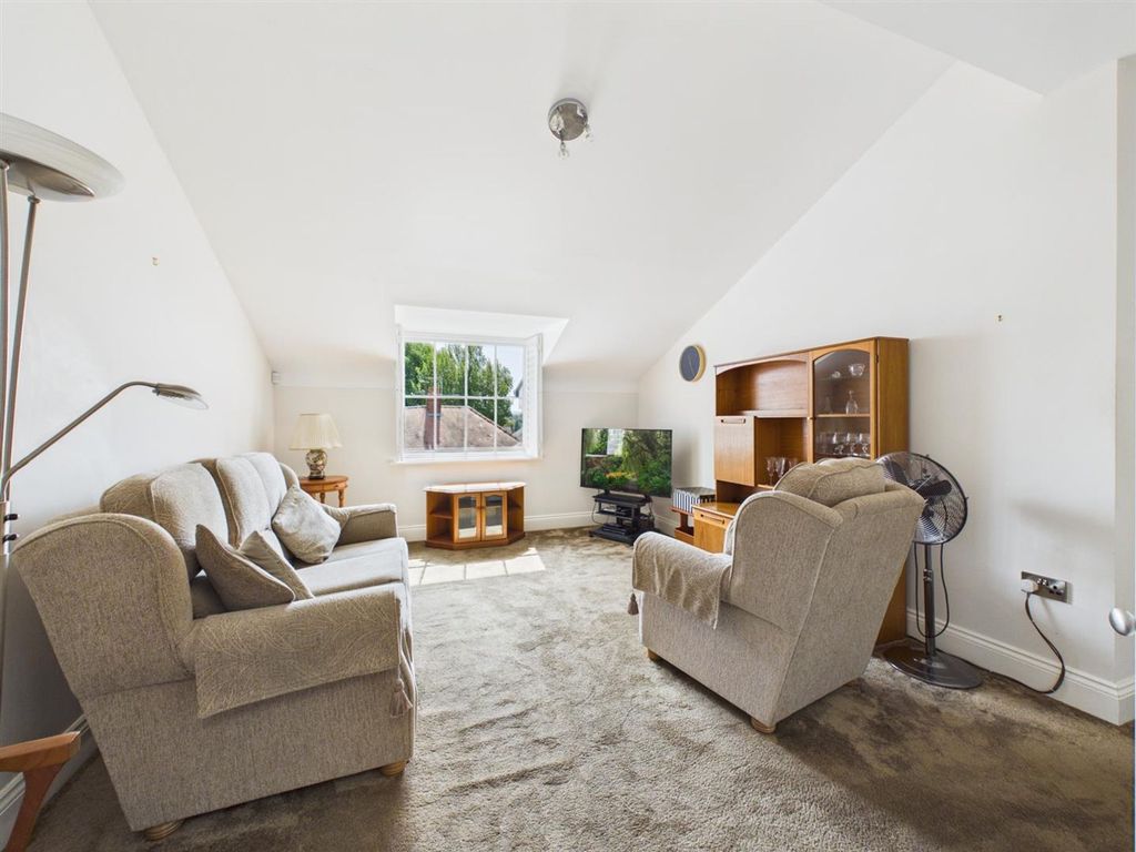 Property photo 2 of 18 Lounge