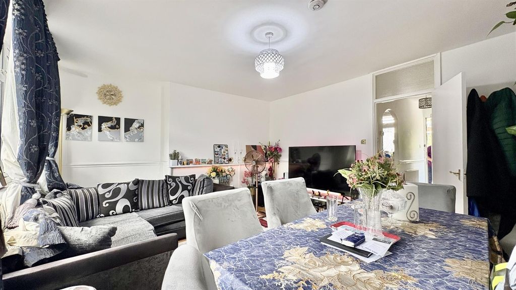 Property photo 3 of 9 Pennyfields, E14 For Sale By Barrain London Estate
