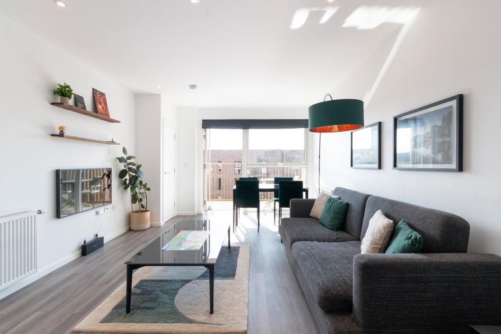 Property photo 1 of 9 F12 5 Selbourne Avenue Ph5.Jpg