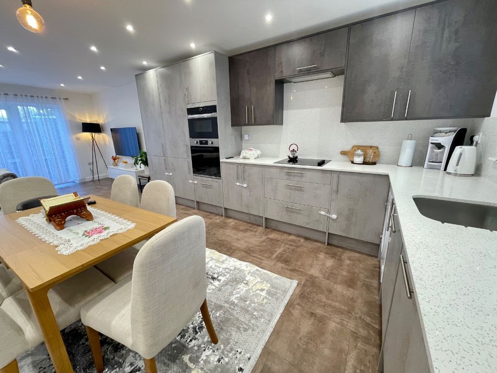 Property photo 3 of 17 4664093