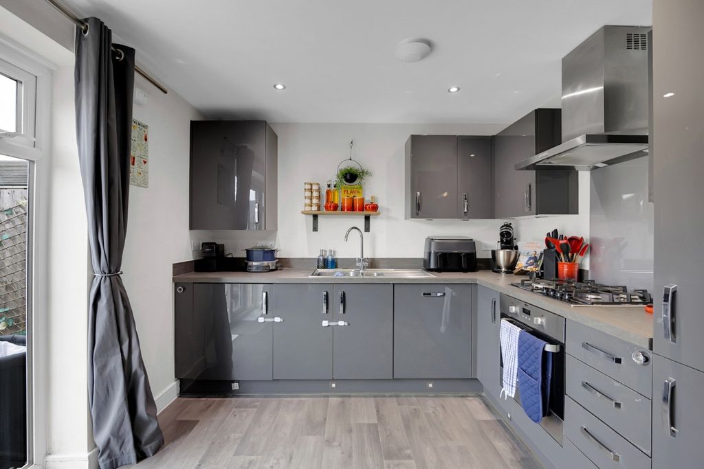 Property photo 2 of 17 4644853