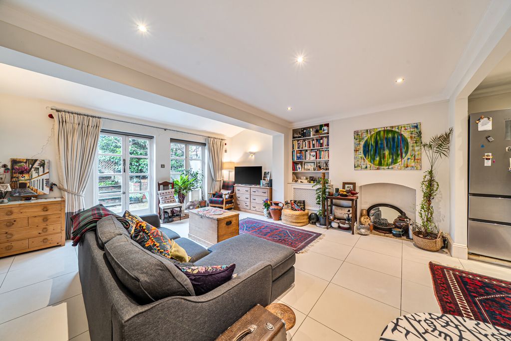 Property photo 2 of 19 Living Room/Kitchen