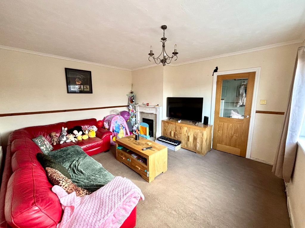 Property photo 3 of 12 Lounge