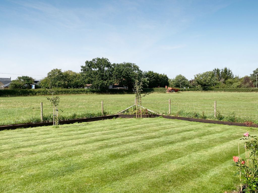 Additional image 8 of 4 bed semi-detached house to rentParkers Lane, Maidens Green RG42