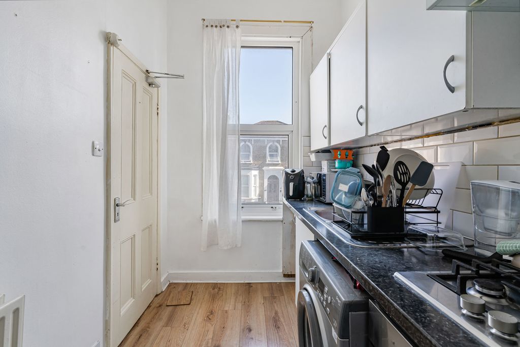 Property photo 3 of 11 Kitchen