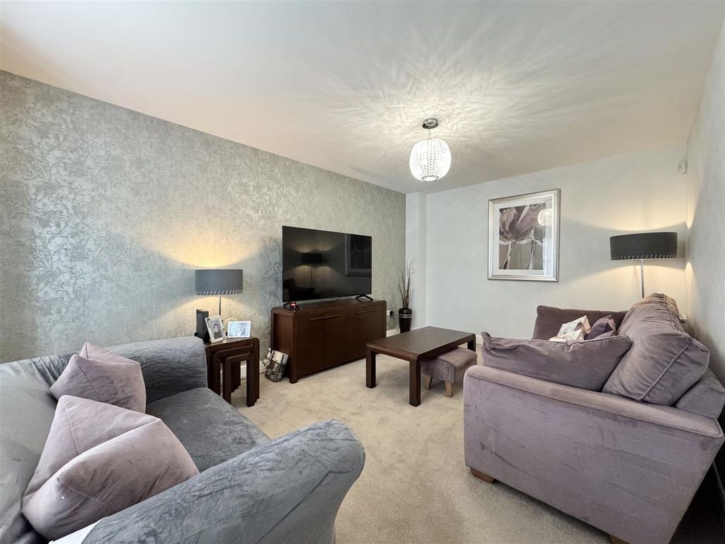 Property photo 3 of 24 Lounge