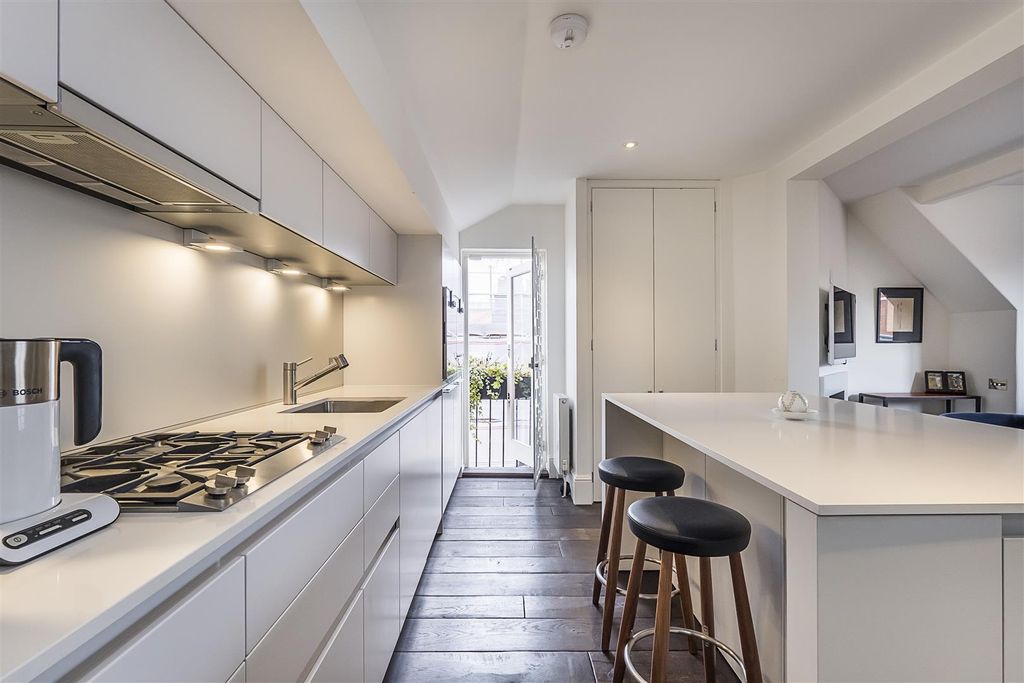 Property photo 2 of 13 6-57-Cadogan-Gardens-008.Jpg