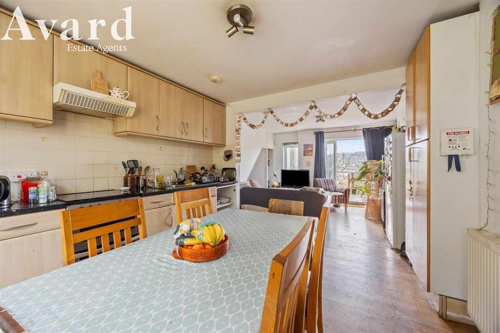 Property photo 2 of 18 Richmond Road, 28-009.Jpg