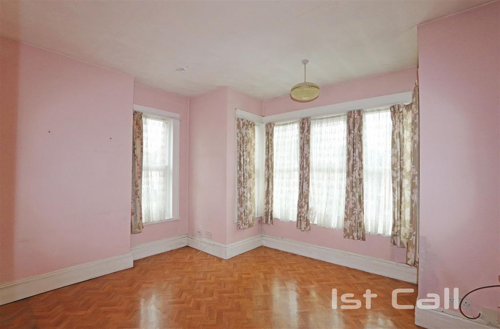 Property photo 2 of 7 Lounge