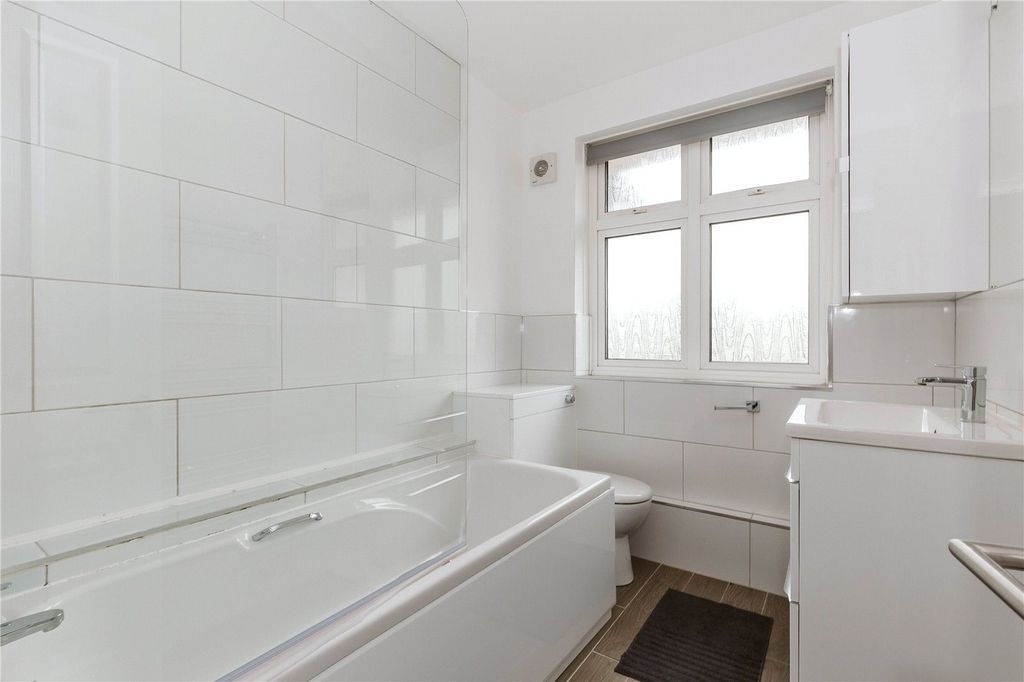 Property photo 2 of 7 A Bright And Spacious Large Bathroom Featuring A m...