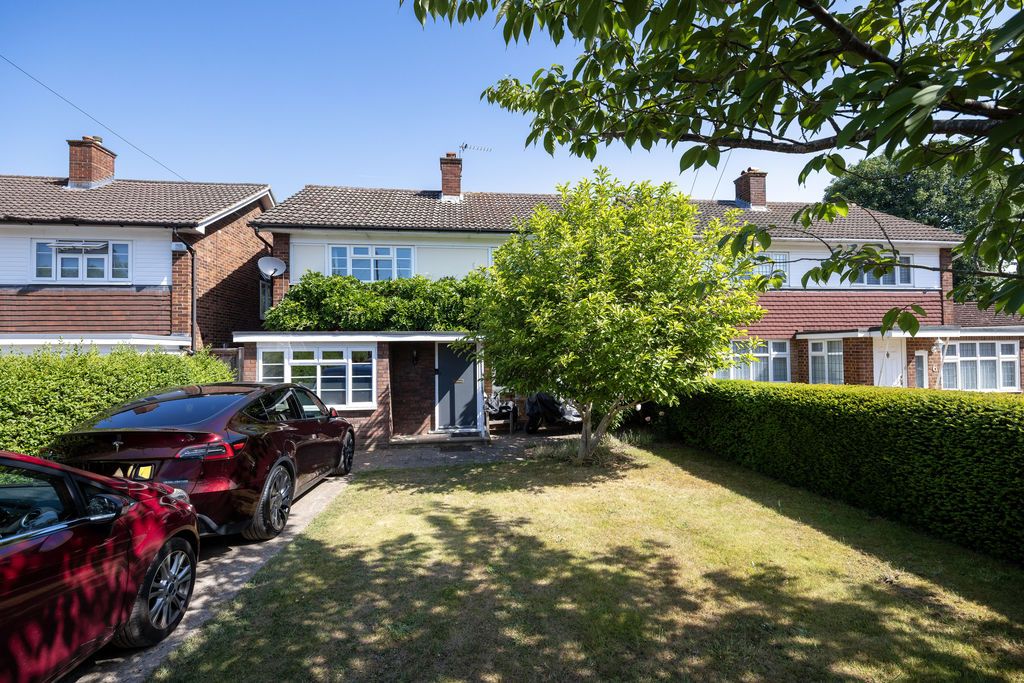 Property photo 1 of 16 Seymour Close, East Molesey