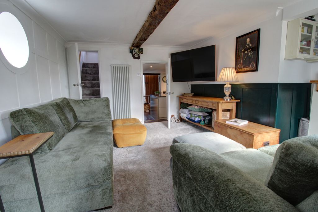 Property photo 3 of 19 Lounge