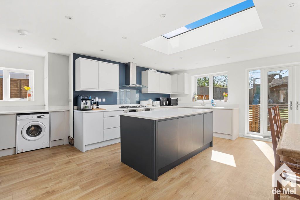 Property photo 3 of 12 Photo 7